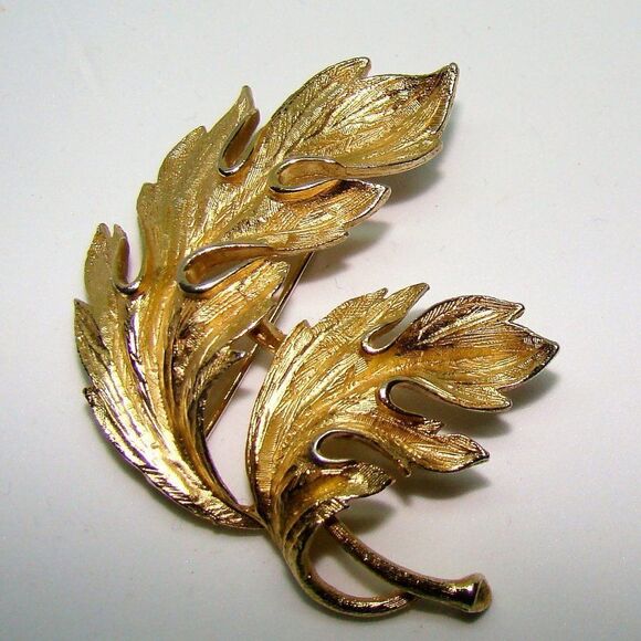 Vintage Gold Tone Leaf Brooch Signed Lisner - Picture 2 of 7